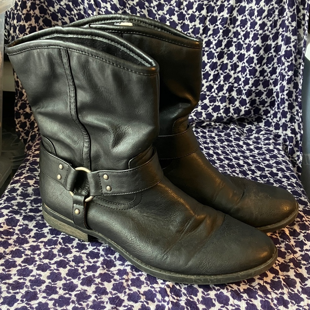 AMERICAN EAGLE Harness Moto Style Ankle Boots Women’s 9 Pull On Vegan Leather